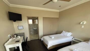 Standard Twin Room | Seterika/papan seterika, Wi-fi percuma, cadar katil