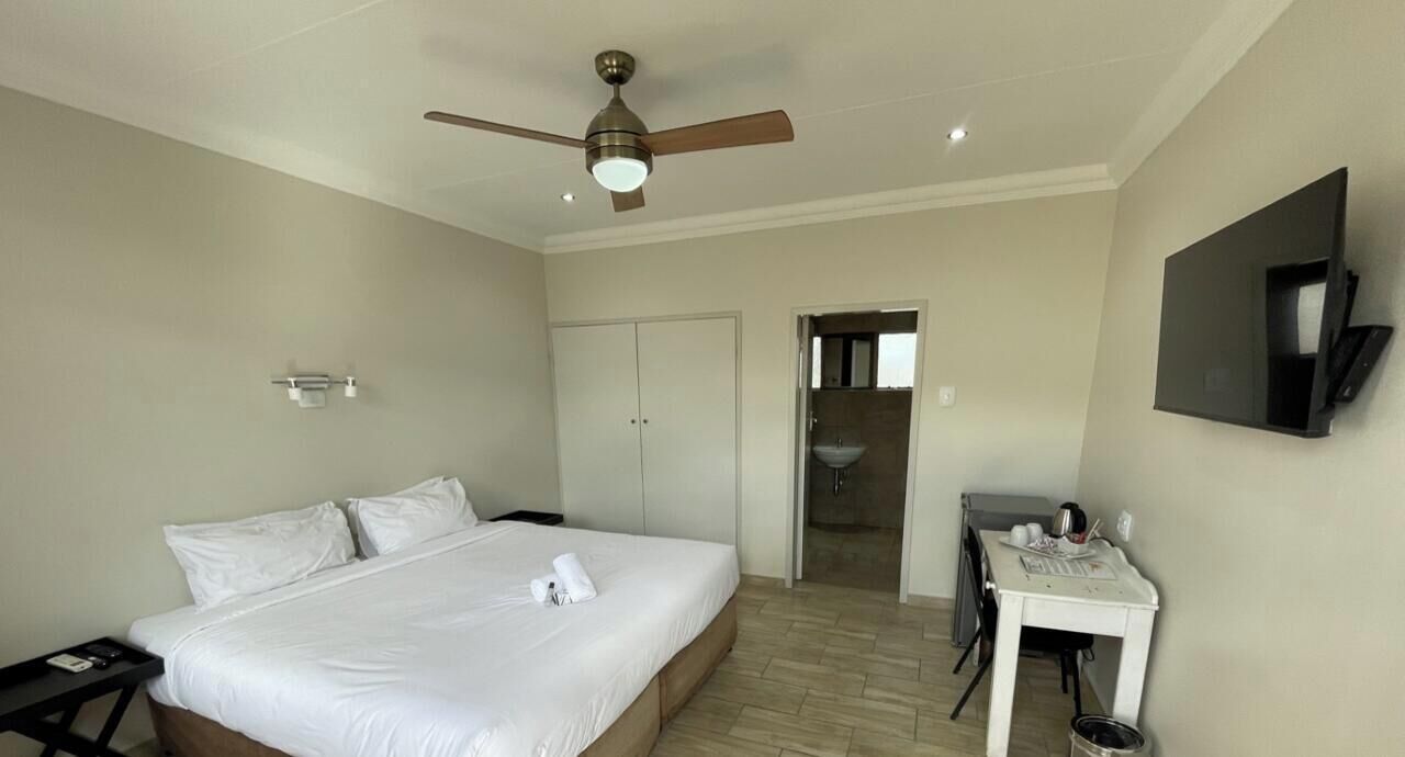 Comfort tweepersoonskamer, 1 kingsize bed | Een strijkplank/strijkijzer, gratis wifi, beddengoed
