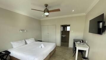 Comfort tweepersoonskamer, 1 kingsize bed | Een strijkplank/strijkijzer, gratis wifi, beddengoed