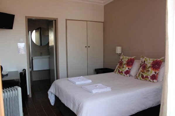 Deluxe Double Room | Iron/ironing board, free WiFi, bed sheets