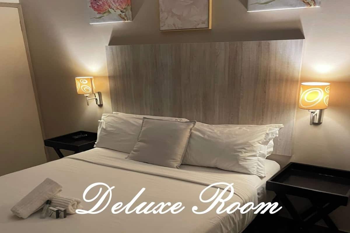 Habitación doble Deluxe | Tabla de planchar con plancha, wifi gratis y ropa de cama