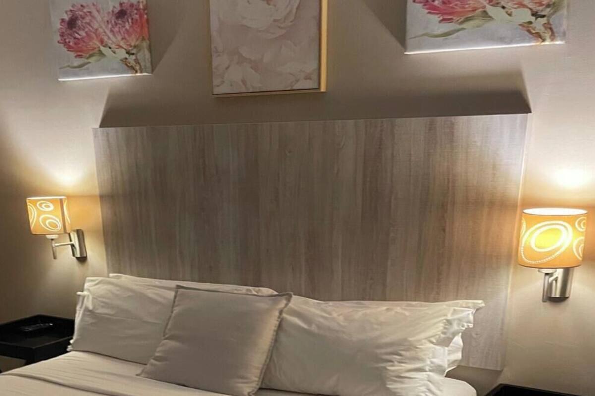Deluxe Double Room | Iron/ironing board (on request), WiFi (free), bed sheets