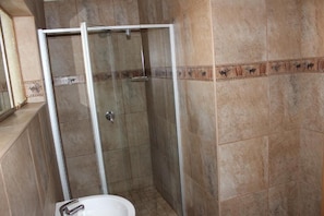 Standard-Zweibettzimmer | Badezimmer | Kostenlose Toilettenartikel, Handtücher, Seife, Shampoo