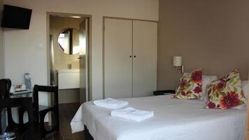 Deluxe Double Room | Iron/ironing board, free WiFi, bed sheets