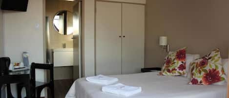 Deluxe Double Room | Iron/ironing board, free WiFi, bed sheets
