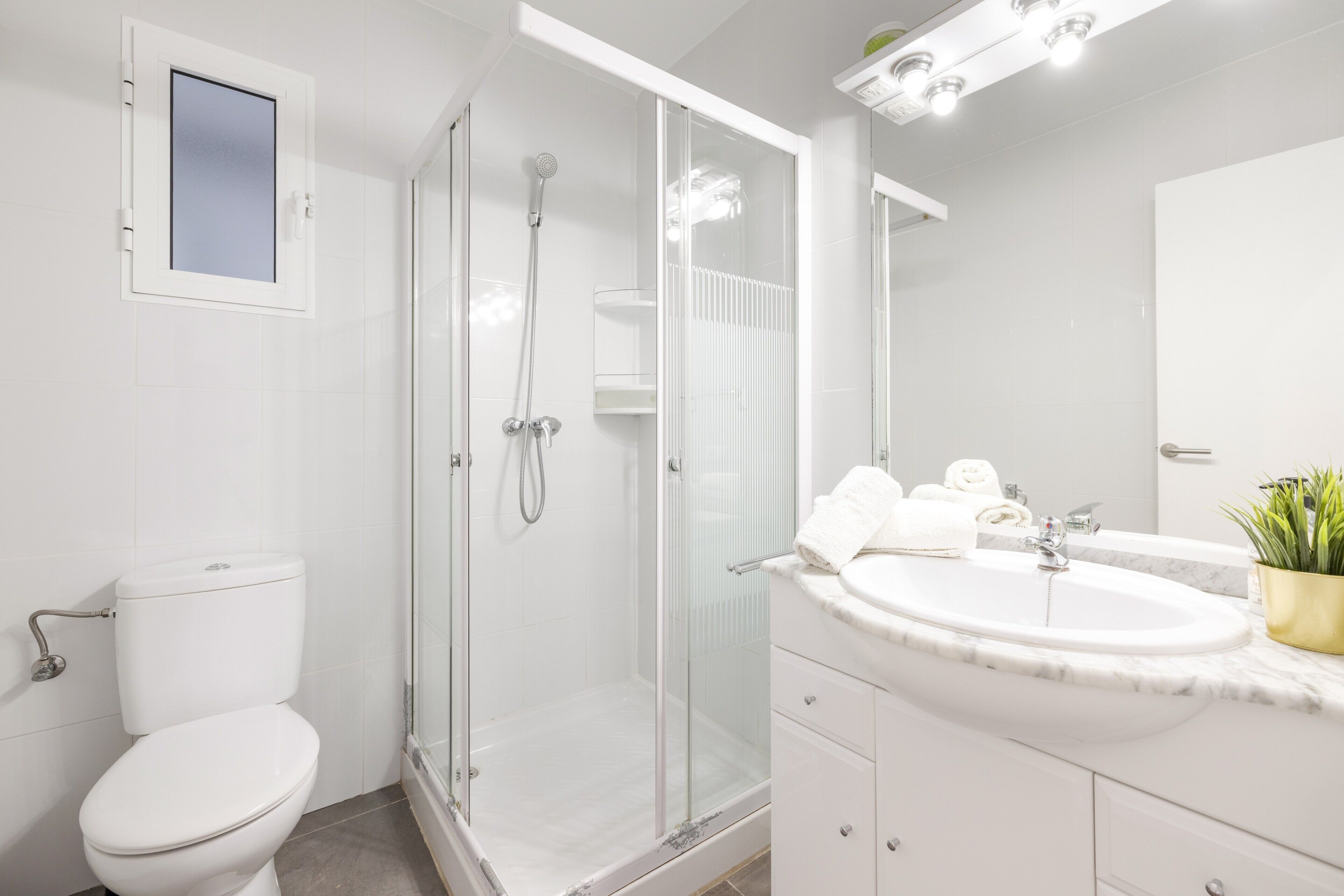Ein modernes Badezimmer mit Toilette, Dusche und Waschbecken.