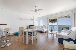 Dining - Beachfront Apartment l'arquitecte (L'Ampolla)
