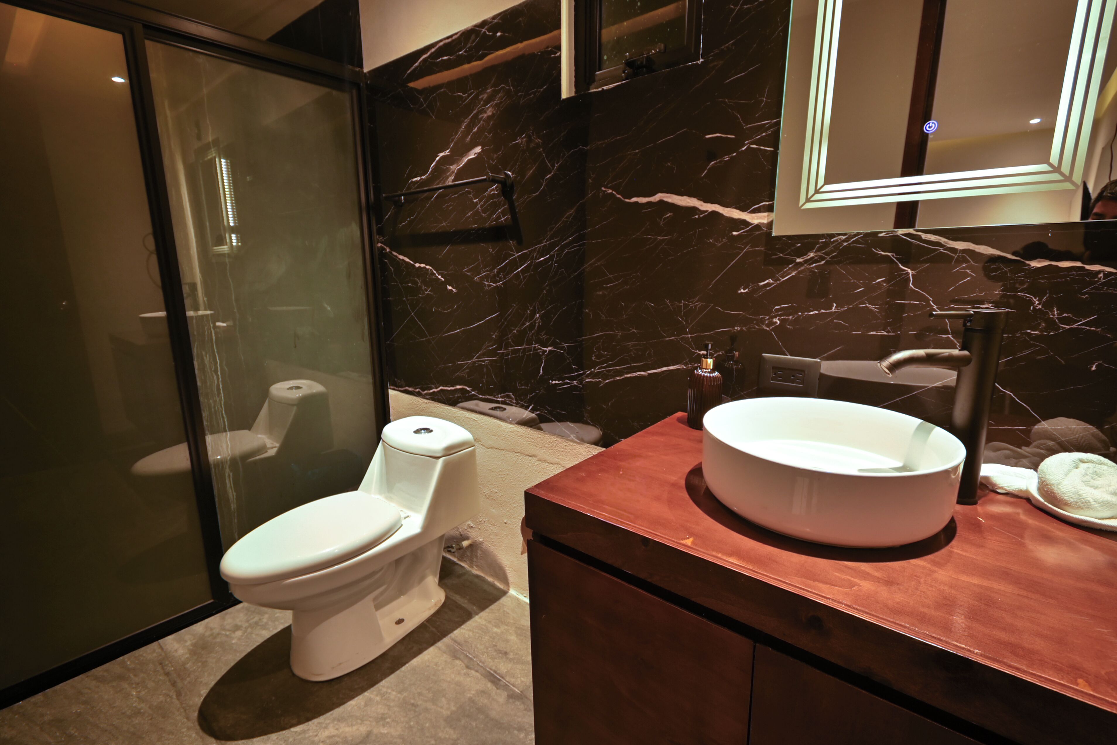 Comfort-Zimmer | Badezimmer | Handtücher, Seife, Shampoo, Toilettenpapier