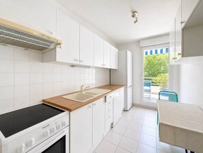 Fridge, microwave, oven, stovetop - Beau 3 pièces, terrasse, quartier golf (La Grande-Motte)