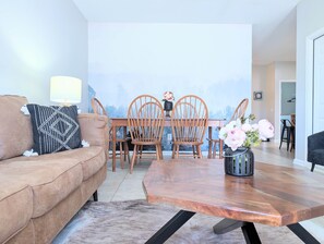 TV - Southern Comfort 3BR/2.5 bath 5 min to base*pool* (Enterprise)
