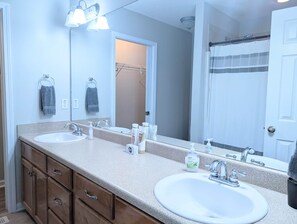 Hair dryer, towels - Southern Comfort 3BR/2.5 bath 5 min to base*pool* (Enterprise)