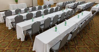 Queen Room w/ Free Breakfast & Airport Shuttle