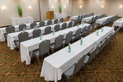 Queen Room w/ Free Breakfast & Airport Shuttle