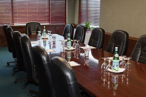 Meeting facility - King Room w/ Work Desk & Free Breakfast | Near MFR (Medford)