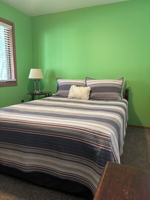 2 habitaciones, tabla de planchar con plancha, wifi y ropa de cama 