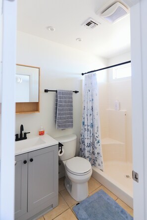 Shower, hair dryer, towels, soap - Sweeping Desert & Mountain Views Near Downtown Joshua Tree & JT National Park (Joshua Tree)