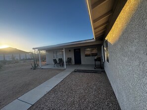 Terrace/patio - Sweeping Desert & Mountain Views Near Downtown Joshua Tree & JT National Park (Joshua Tree)