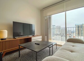 TV - w* | Upscale 2BR w/ Balcony & View in Miraflores (Miraflores)