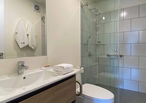 Doccia, asciugacapelli, asciugamani, shampoo