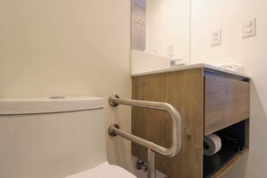 Dusj, hårføner, håndklær og sjampo