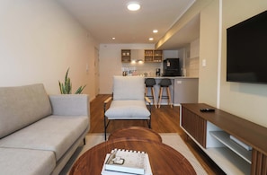 TV - w* | Light-Filled 2BR w/ Balcony in Miraflores (Miraflores)