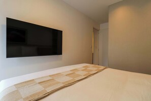 Iron/ironing board, WiFi, bed sheets - w* | Light-Filled 2BR w/ Balcony in Miraflores (Miraflores)