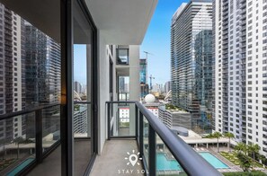 Property grounds - Relax & Recharge in Downtown Miami | Pools, Spa & Lounges (Miami)