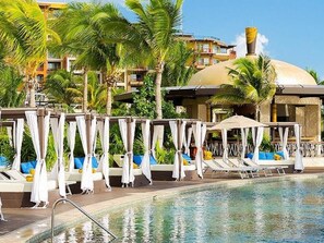 Una piscina al aire libre, una piscina climatizada