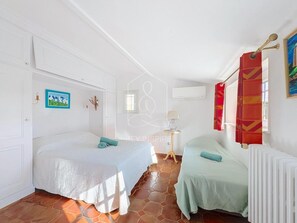 4 bedrooms, iron/ironing board, WiFi, bed sheets - Le Mas Valou, stone villa with pool (Tourrettes)