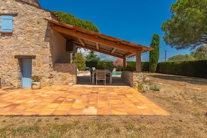 Outdoor dining - Le Mas Valou, stone villa with pool (Tourrettes)