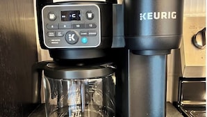 Eine Keurig-Kaffeemaschine mit einem Glasbehälter und einem wiederverwendbaren Kaffeefilter.
