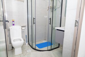 Shower, towels, soap, toilet paper - Soothing 1-bedroom apartment near JW Marriot and GTC Westlands (Nairobi)