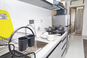 Private kitchen - Soothing 1-bedroom apartment near JW Marriot and GTC Westlands (Nairobi)
