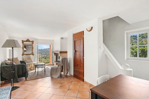 TV, fireplace - Villa Andéria – Your Provençal Retreat in Callian (Callian)