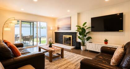Modern 4-bedroom house in charming Huntington Beach with spacious backyard