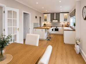 Dining - Executive Detached House • Driveway Parking • Work Space • Fast WiFi • Smart TVs • Yoko Property (Milton Keynes)