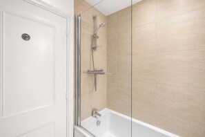 Bathroom - Executive Detached House • Driveway Parking • Work Space • Fast WiFi • Smart TVs • Yoko Property (Milton Keynes)