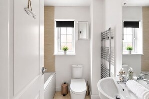 Bathroom - Executive Detached House • Driveway Parking • Work Space • Fast WiFi • Smart TVs • Yoko Property (Milton Keynes)