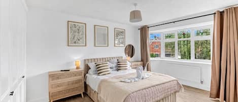 4 habitaciones, escritorio y tabla de planchar con plancha