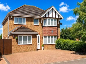 Exterior - Executive Detached House • Driveway Parking • Work Space • Fast WiFi • Smart TVs • Yoko Property (Milton Keynes)