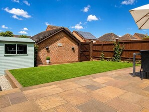 Outdoor dining - Executive Detached House • Driveway Parking • Work Space • Fast WiFi • Smart TVs • Yoko Property (Milton Keynes)