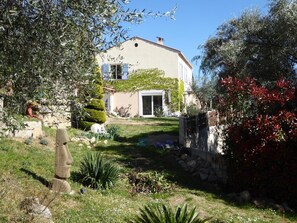 Property grounds - Holiday Home 'Patio Fleuri' with Private Pool, Private Terrace and Air Conditioning (Callian)