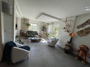 TV - Holiday Home 'Patio Fleuri' with Private Pool, Private Terrace and Air Conditioning (Callian)