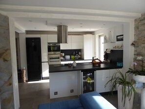 Fridge, microwave, oven, stovetop - Holiday Home 'Patio Fleuri' with Private Pool, Private Terrace and Air Conditioning (Callian)