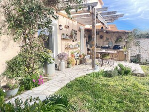 Outdoor dining - Holiday Home 'Patio Fleuri' with Private Pool, Private Terrace and Air Conditioning (Callian)