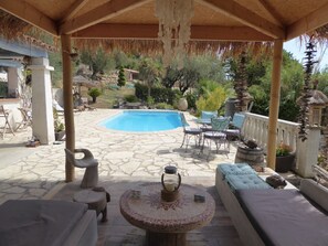 Outdoor dining - Holiday Home 'Patio Fleuri' with Private Pool, Private Terrace and Air Conditioning (Callian)