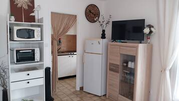 Refrigerador, microondas, horno y parrilla de estufa