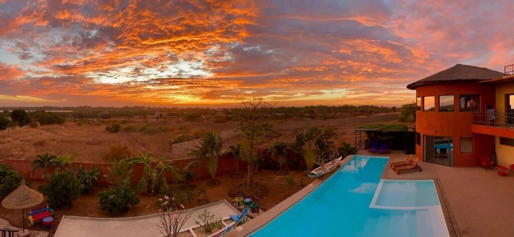 Una piscina al aire libre (de 08:00 a 22:00), sombrillas, tumbonas