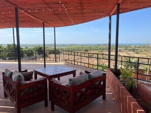 Outdoor dining - Lodge Terre et Mer (Guereo)