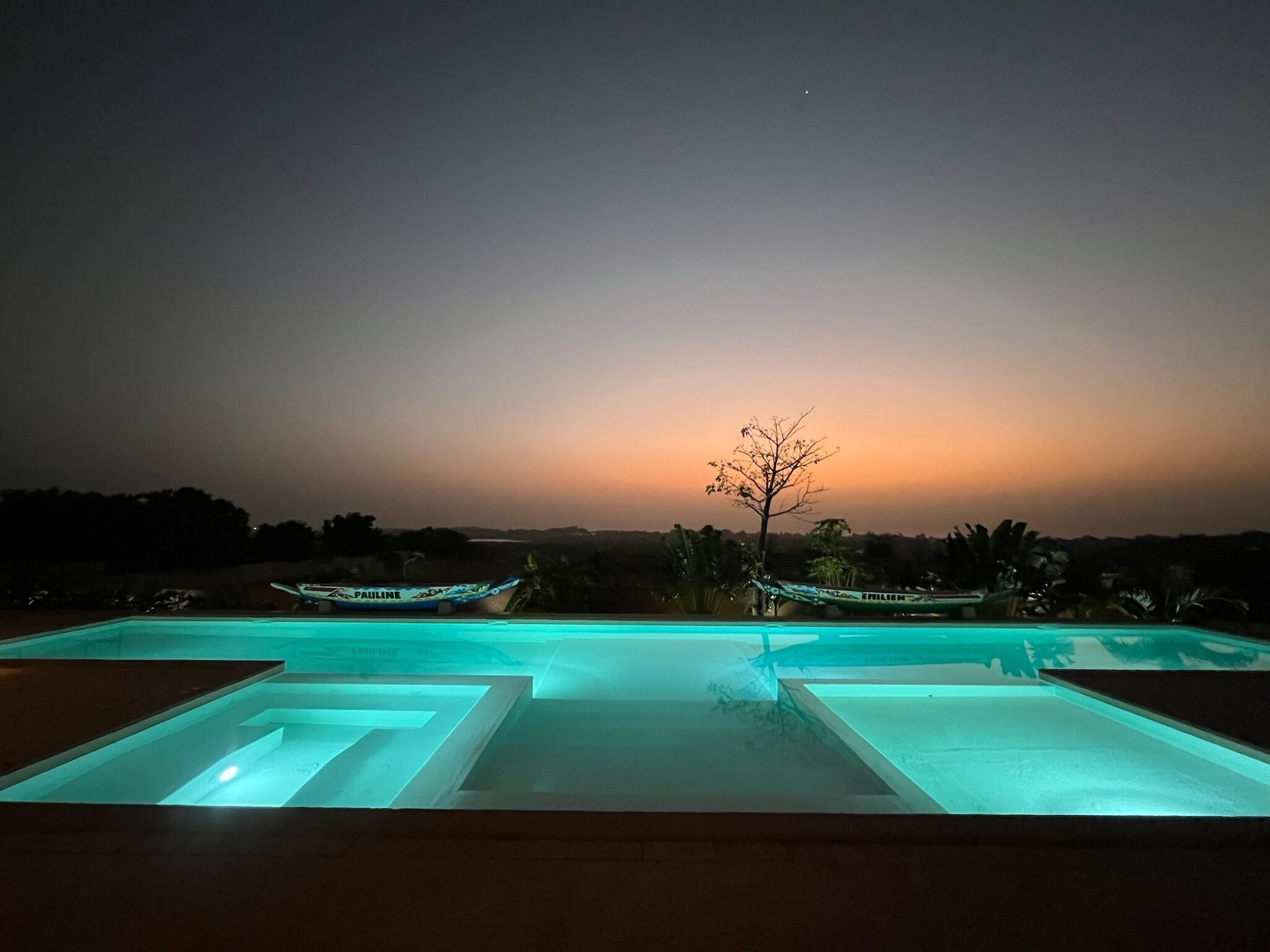 Piscina externa, funciona das 8h às 22h, guarda-sóis, espreguiçadeiras